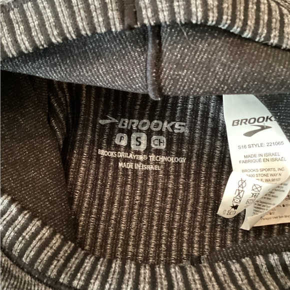 Brooks Streaker “RunHappy”Running Hoodie Size Small - Picture 9 of 10